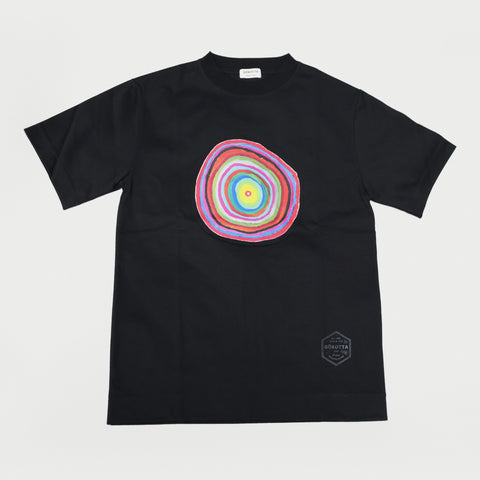 アートTシャツ『まる』BLACKの正面。胸にカラフルな同心円の絵