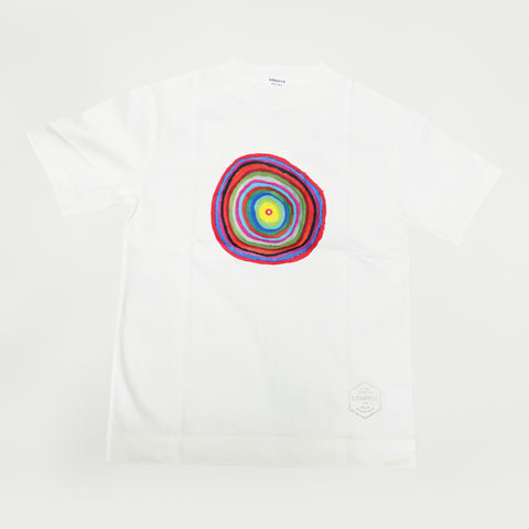 アートTシャツ『まる』WHITEの正面。胸にカラフルな同心円の絵