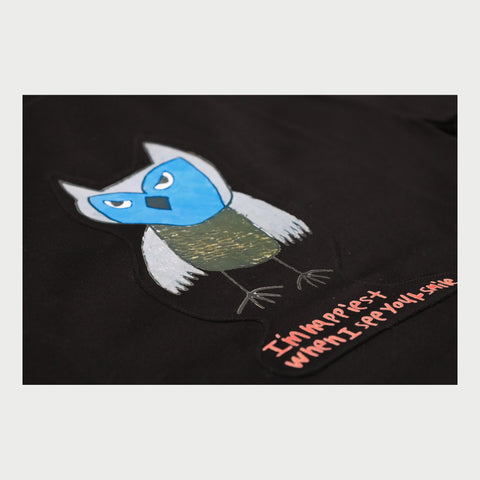 アートTシャツ『フクロウ』BLACKの柄の拡大。フクロウの絵と「I'm happiest when I see you smile」の文字