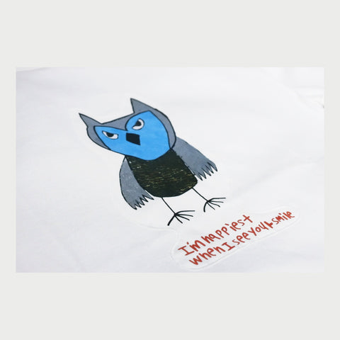 アートTシャツ『フクロウ』WHITEの柄の拡大。フクロウの絵と「I'm happiest when I see you smile」の文字